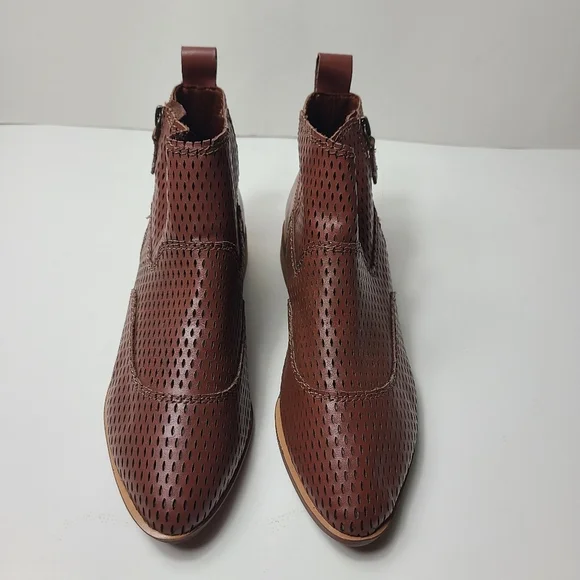 NEW KELSI DAGGER alaska perforated ankle booties - Picture 2 of 8